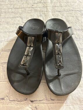 FIT FLOP BLACK PATENT JEWELED T-STRAP DETAIL WOMEN’S PLATFORM LIKE SANDALS